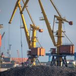 Покрашенные желтой краской краны в порту у моря в городе Одесса 35