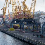 Покрашенные желтой краской краны в порту у моря в городе Одесса 40