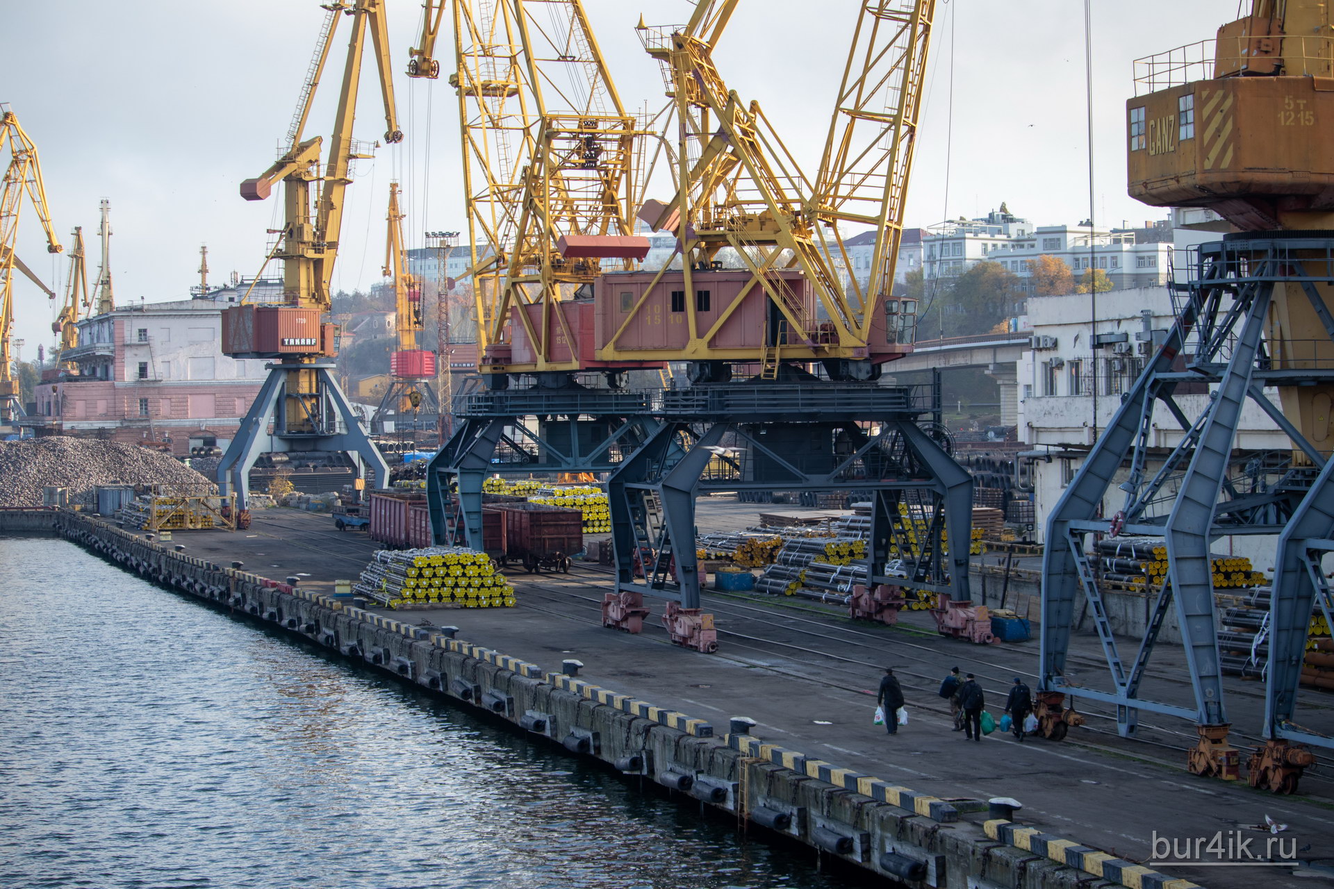 Покрашенные желтой краской краны в порту у моря в городе Одесса 40