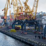 Покрашенные желтой краской краны в порту у моря в городе Одесса 41