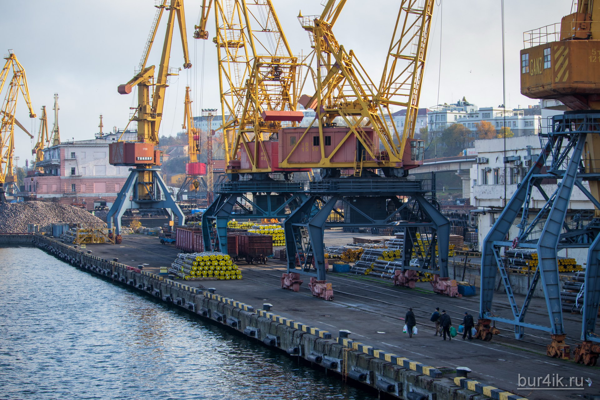 Покрашенные желтой краской краны в порту у моря в городе Одесса 41