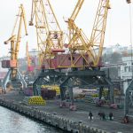 Покрашенные желтой краской краны в порту у моря в городе Одесса 42