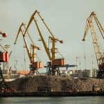 Покрашенные желтой краской краны в порту у моря в городе Одесса 43