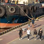 Пять девушек гуляют в порту у моря в городе Одесса 1