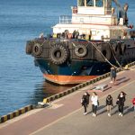 Пять девушек гуляют в порту у моря в городе Одесса 2