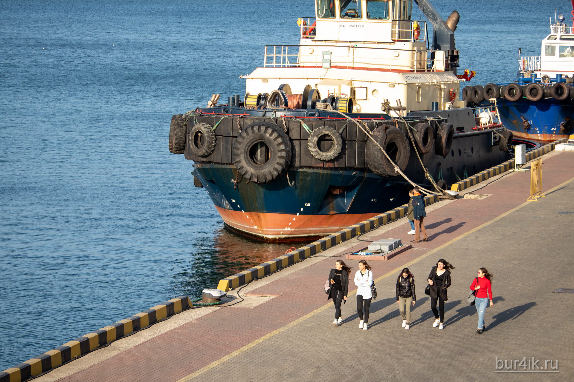 Пять девушек гуляют в порту у моря в городе Одесса 2