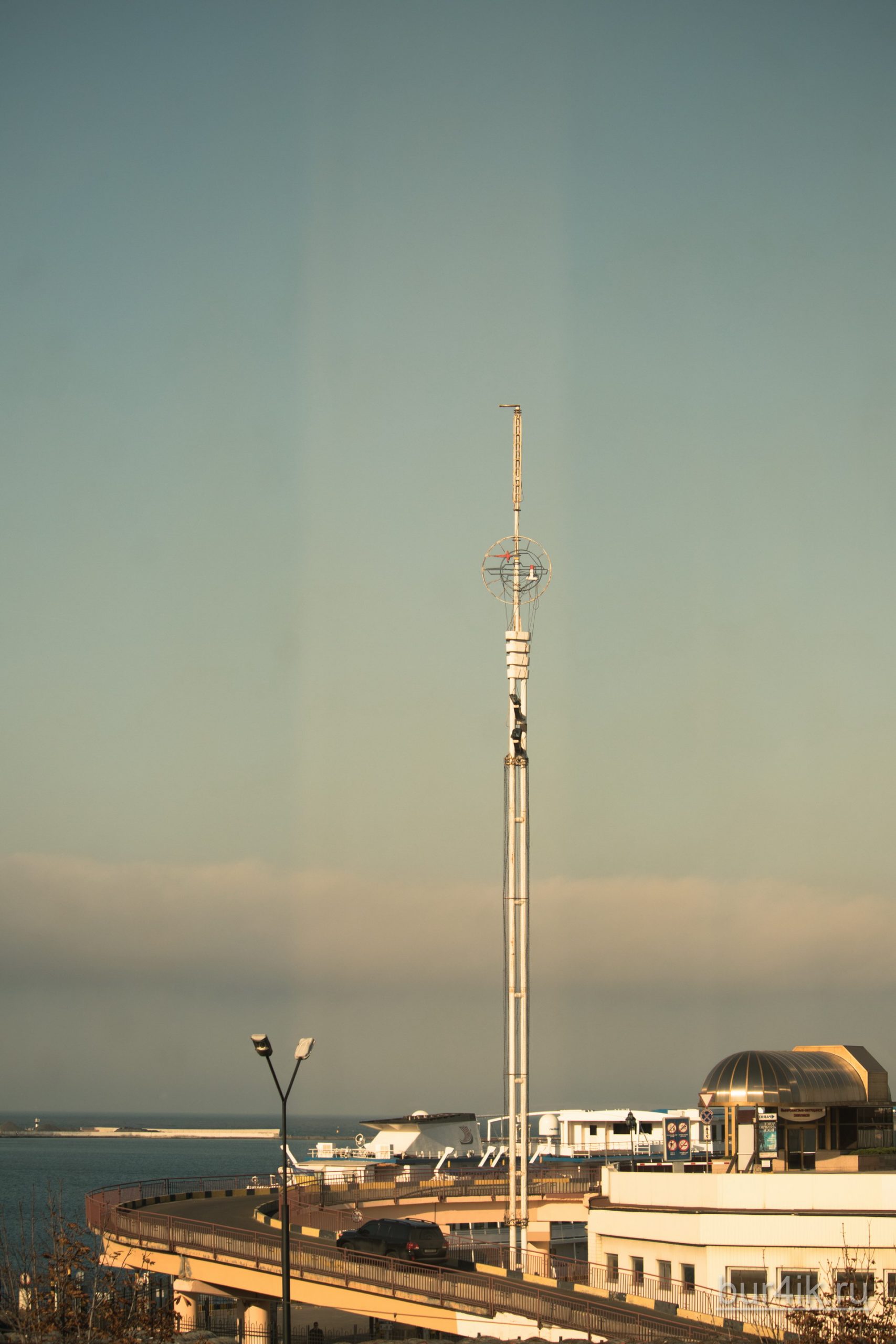 Радио антенна на белом столбе на территории морского вокзала в Одессе 2