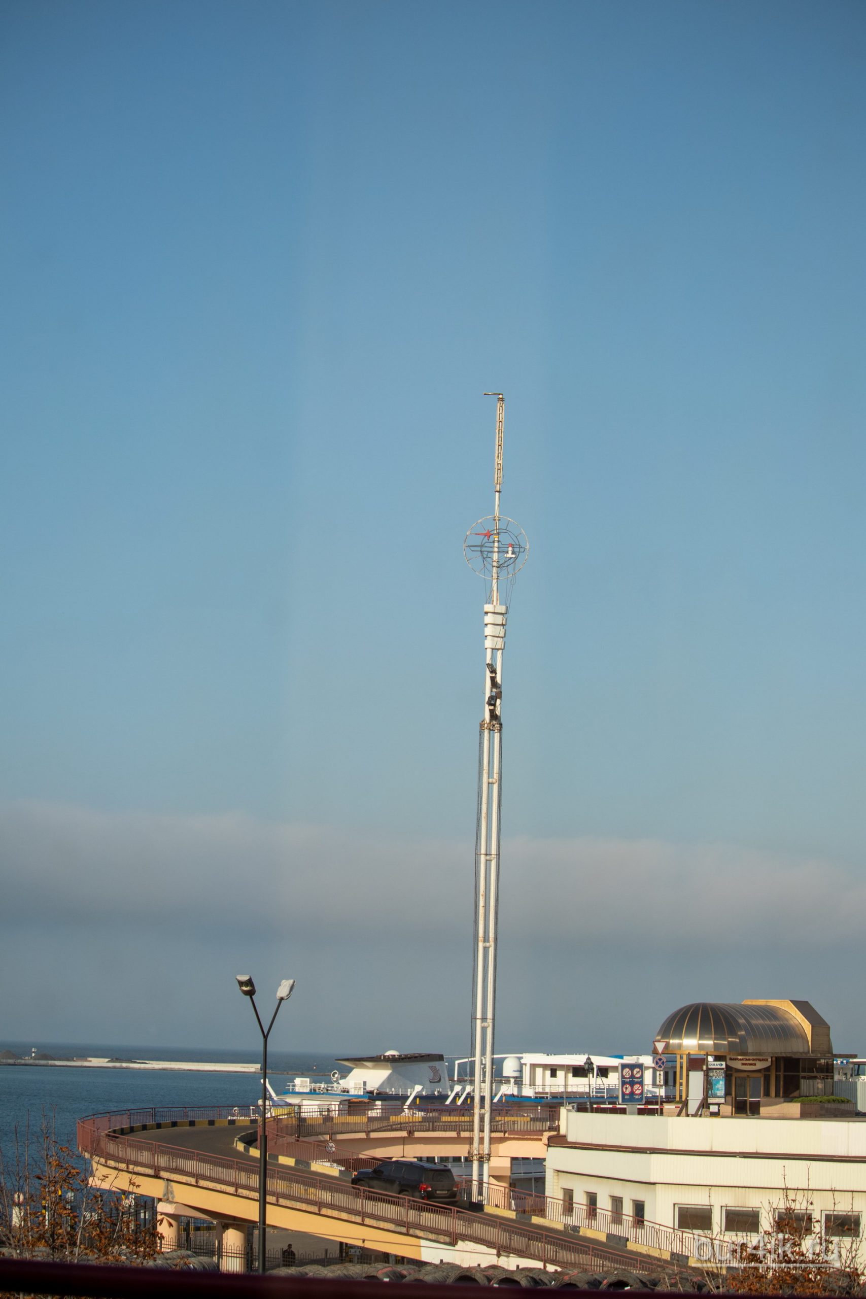 Радио антенна на белом столбе на территории морского вокзала в Одессе 3