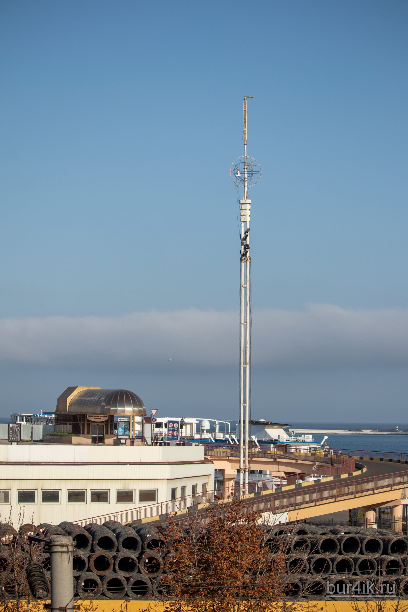 Радио антенна на белом столбе на территории морского вокзала в Одессе 4