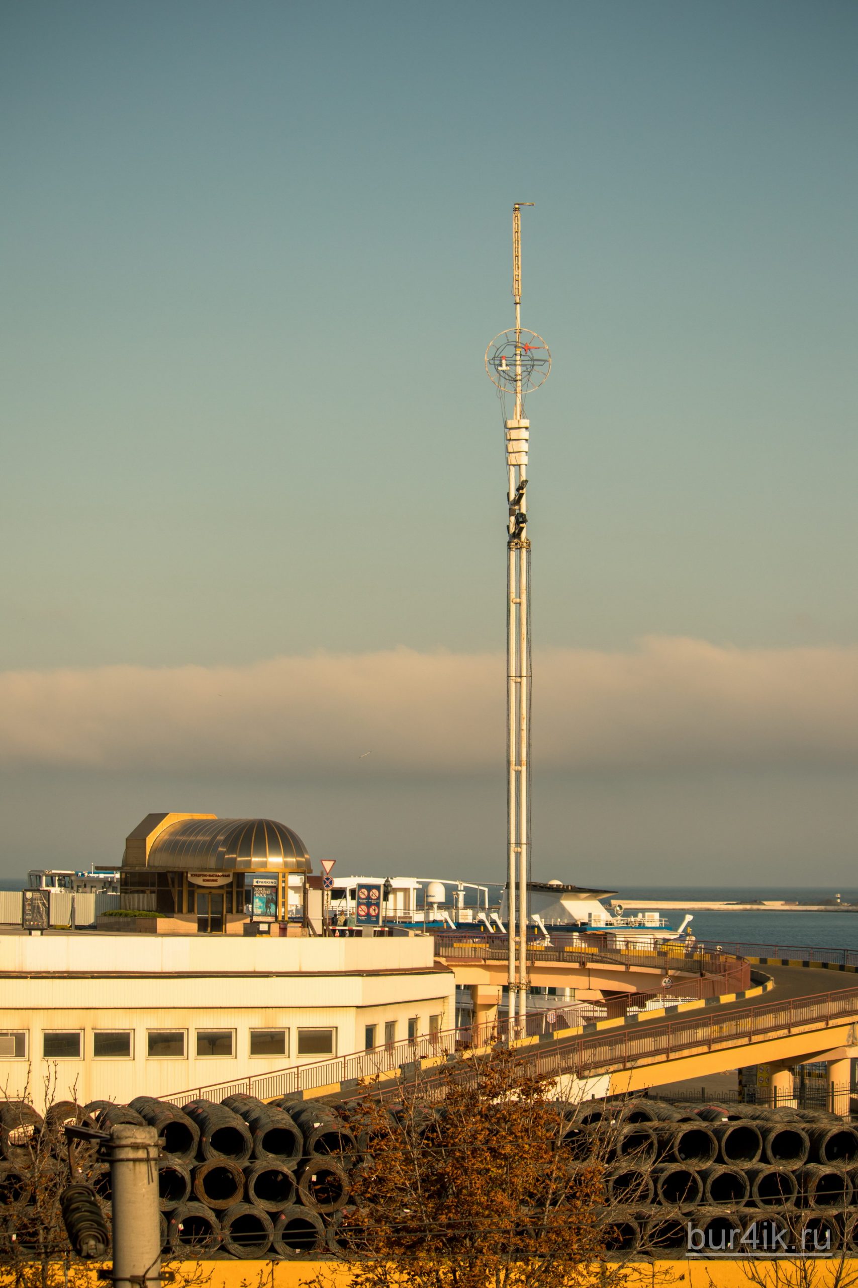 Радио антенна на белом столбе на территории морского вокзала в Одессе 5