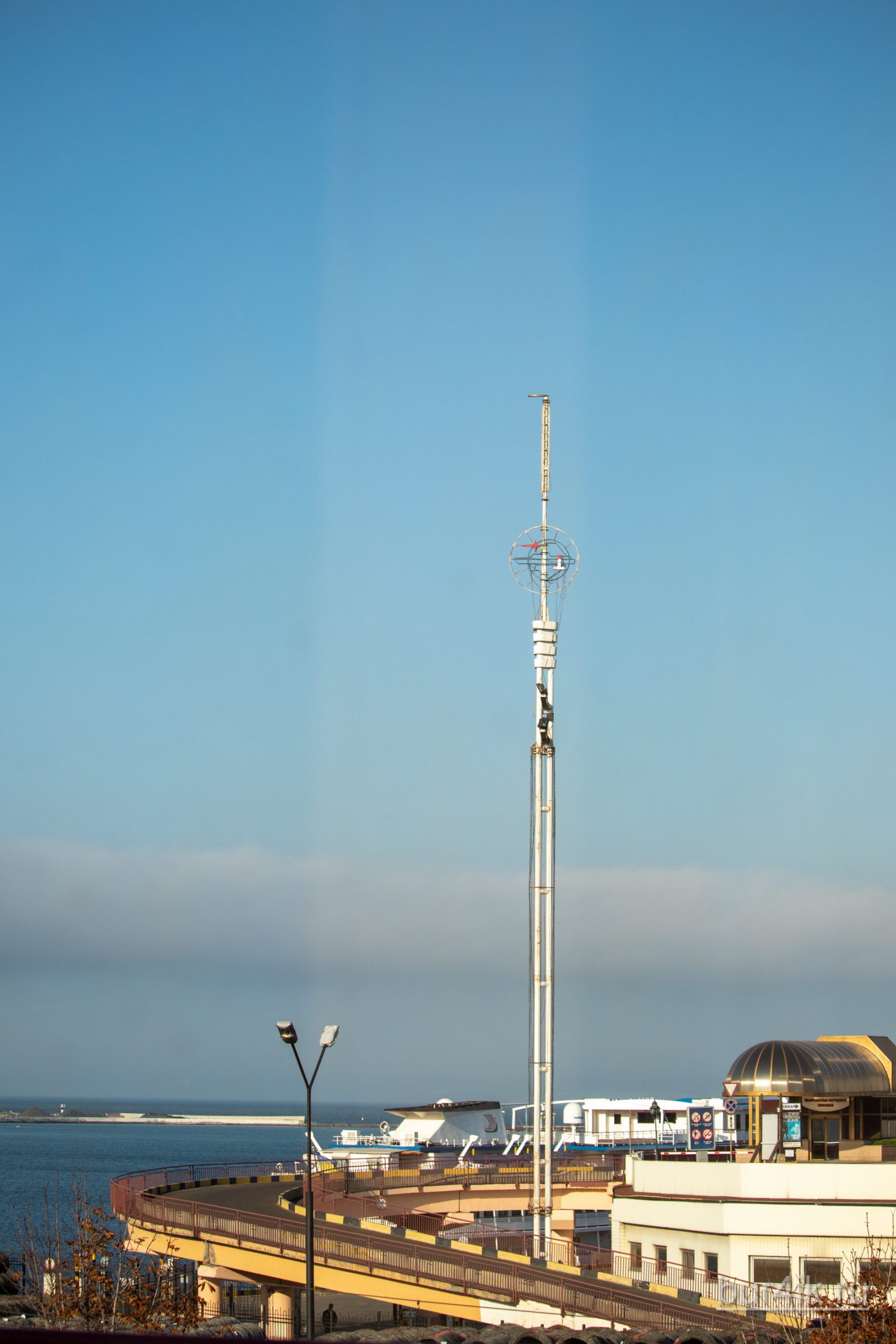 Радио антенна на белом столбе на территории морского вокзала в Одессе