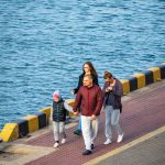 Семья прогуливается у воды в порту города Одесса