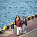 Семья прогуливается у воды в порту города Одесса 2