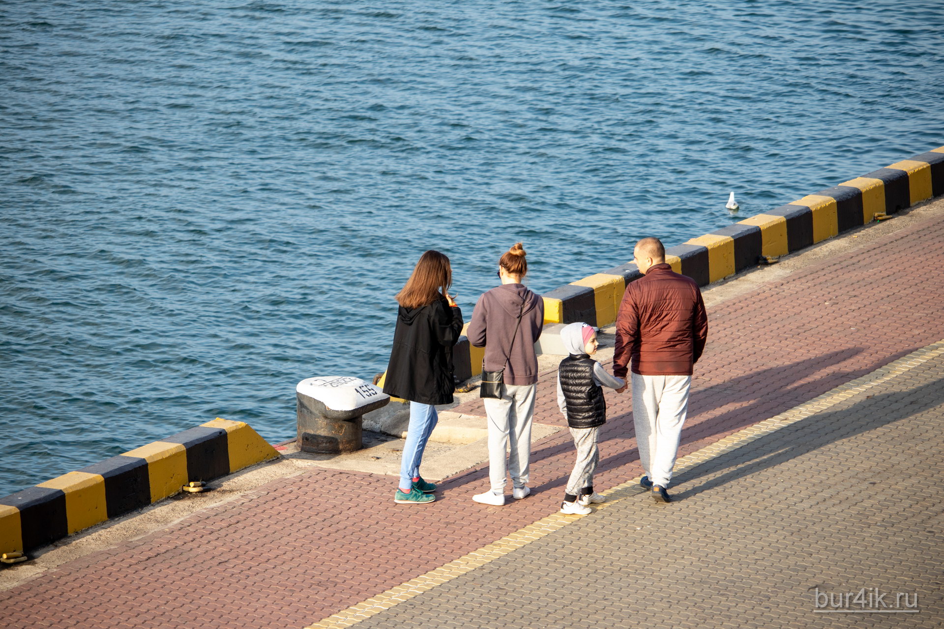 Семья прогуливается у воды в порту города Одесса 5