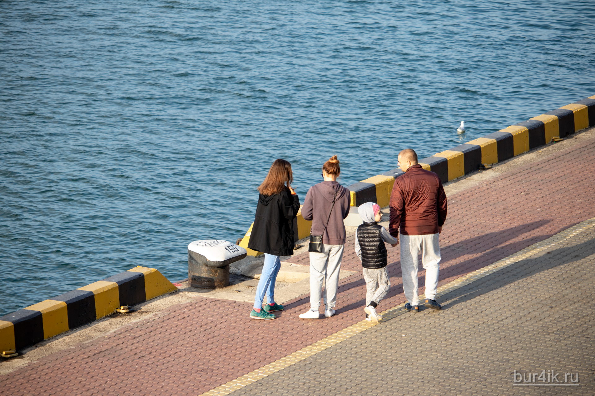 Семья прогуливается у воды в порту города Одесса 6