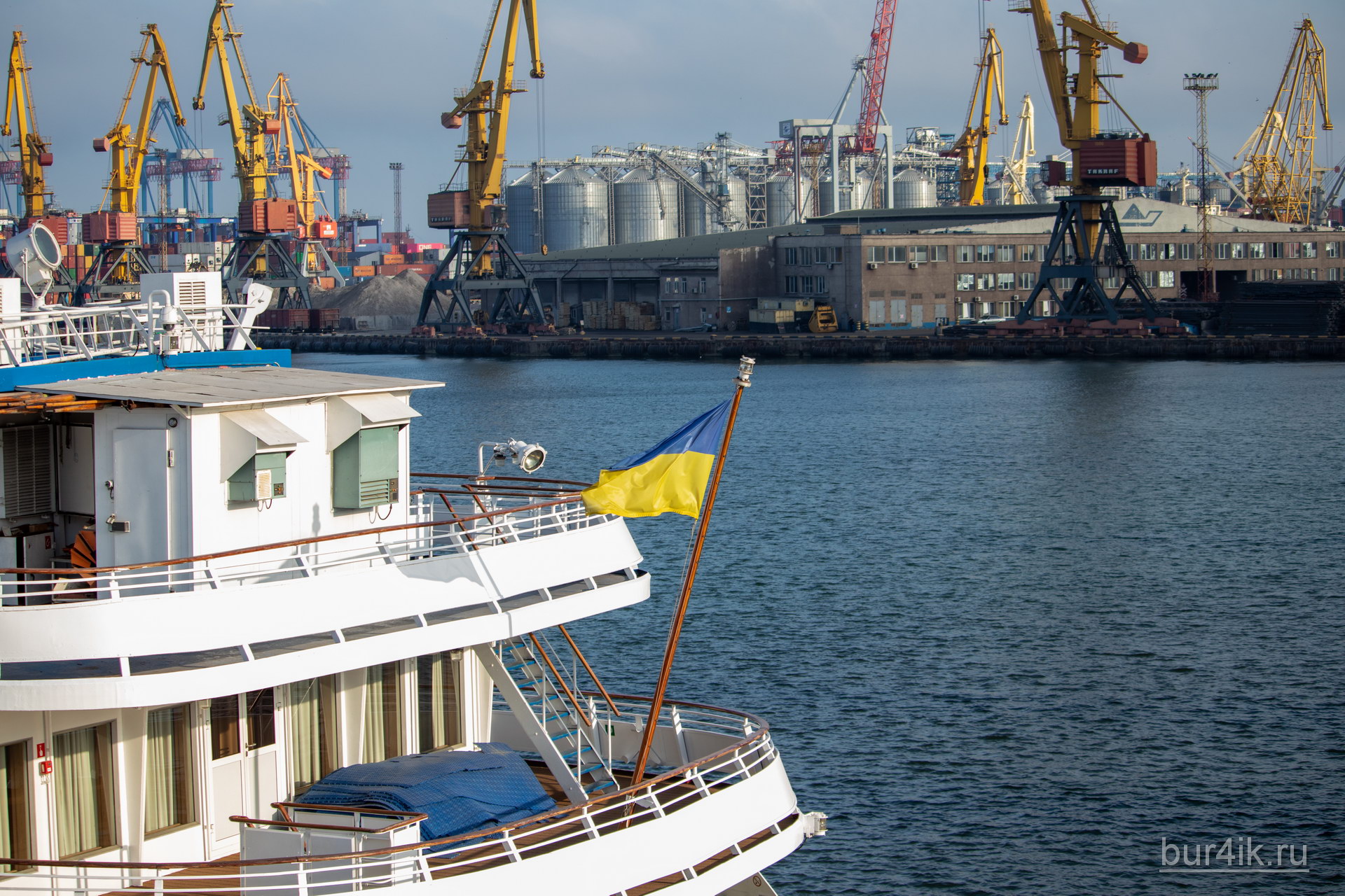 Флаг Украины на борту корабля