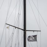 Черный пиратский флаг с черепом и саблями на мачте фрегата 12