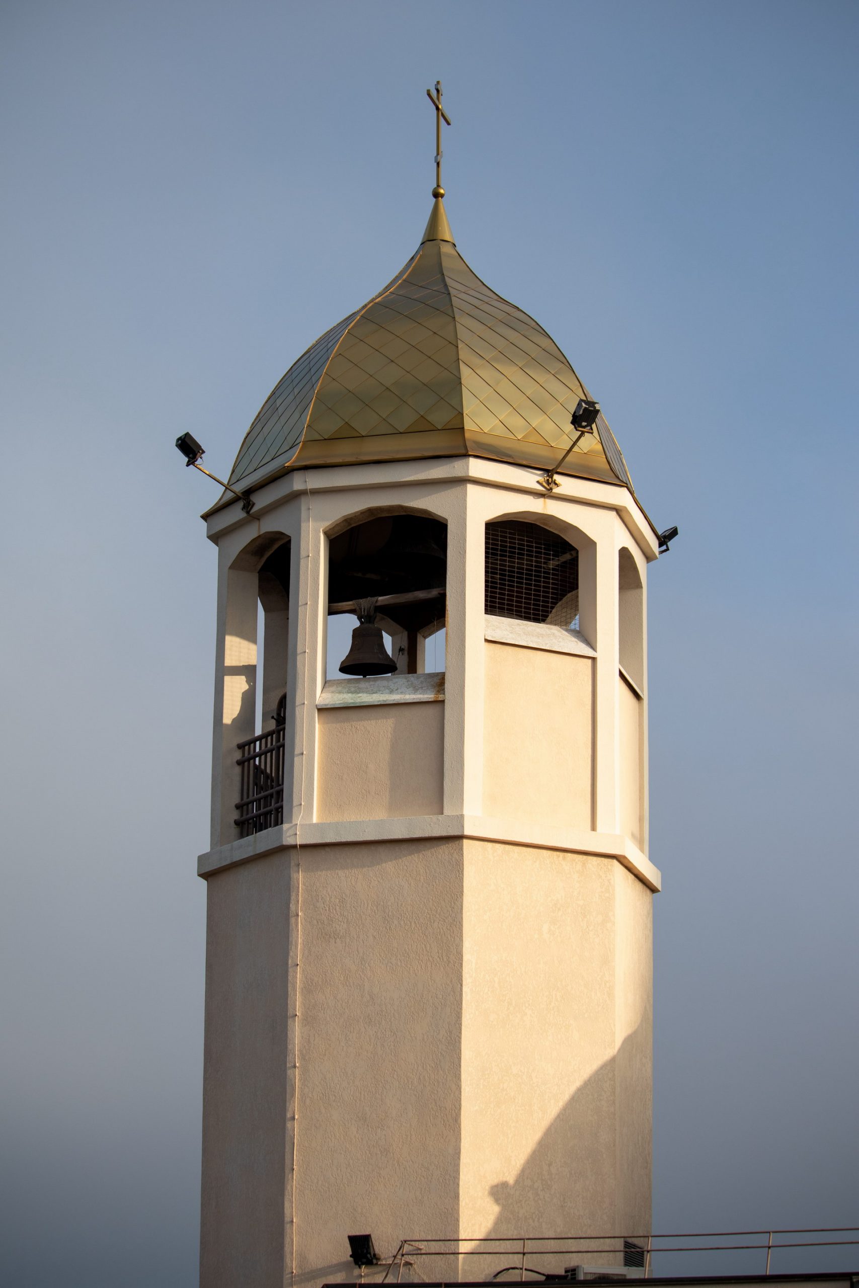 Металлический купол церкви с колоколом