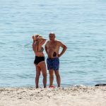 Мужчина и женщина в возрасте на пляже