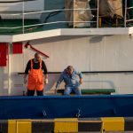 Рабочие на палубе судна