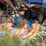 Три девушки и мужчина загорают голышом на нудистском пляже