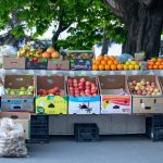 Уличный прилавок с овощами и фруктами