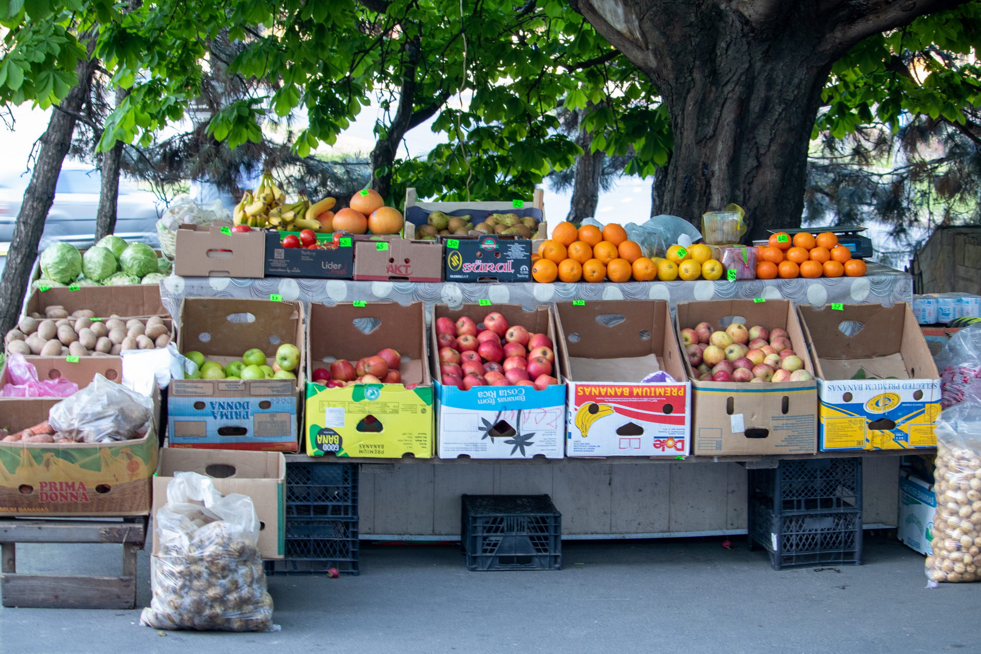 Уличный прилавок с овощами и фруктами